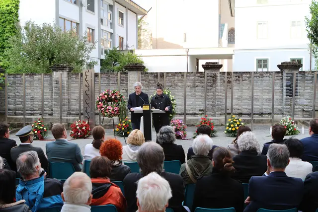 Durch das Verlesen der Namen erinnert der Verein VADA an die Opfer. | Foto: Boris Novak
