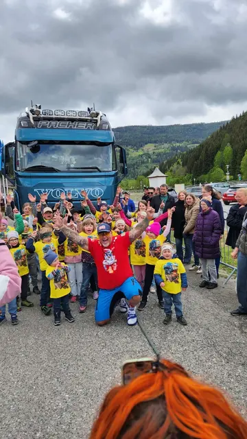 Franz "The Austrian Rock" Müllner und 40 Kinder zogen am 16. Mai 2026 in Ramingstein einen Lkw. | Foto: Privat/Müllner