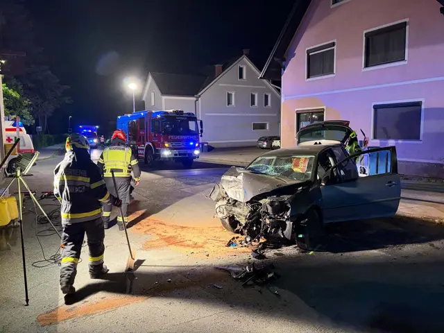 Ein Fahrzeug war am Donnerstagabend in eine Hausmauer gekracht. | Foto: FF Bärnbach
