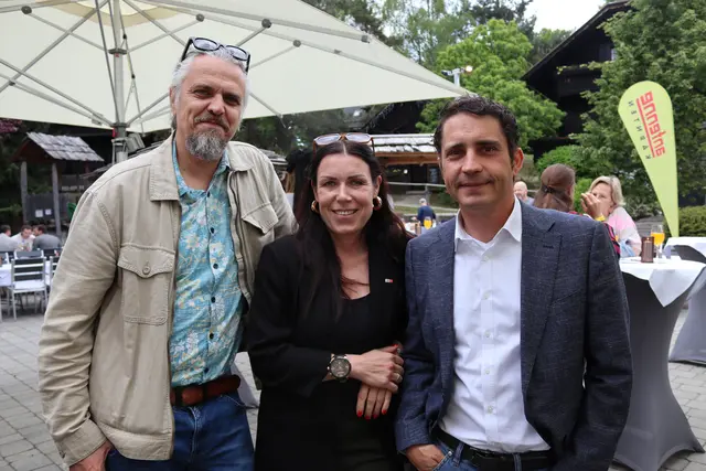 Nikolaus Gierok &amp; Philip Umlauft, Magneto CPA, mit Sabine Huber, Geschäftsstellenleitung RegionalMedien Villach | Foto: MeinBezirk/Chiara Kresse