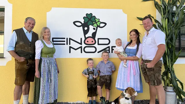 Familie vor Hofschild