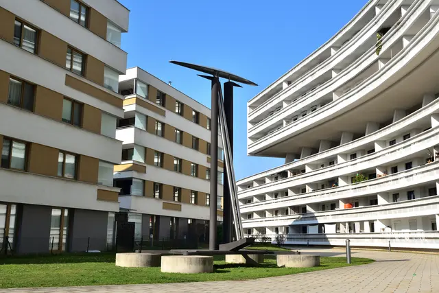 Skulptur "Botschaft aus Atlantis" von Albrecht Fürthner inmitten einer Wohnhausanlage in Wien-Liesing. | Foto: Hans-Peter Kriener