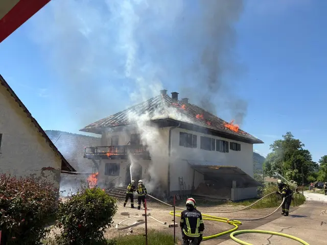Ein Dachstuhl in Leisbach (Gemeinde Keutschach am See) stand in Flammen. | Foto: Freiwillige Feuerwehr Maria Wörth - Reifnitz