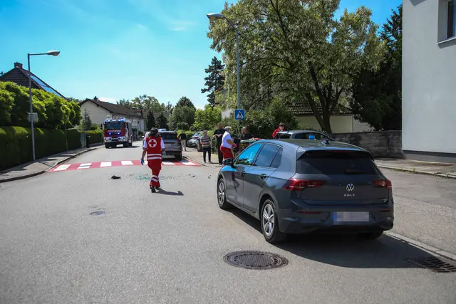 Ein Pkw krachte in Marchtrenk in das Heck eines Mopetautos – dessen Lenkerin wurde dabei verletzt. | Foto: laumat.at