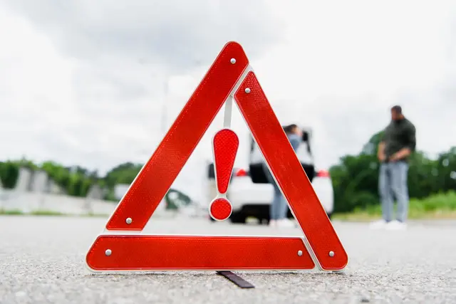 Bei zwei Verkehrsunfällen im Bezirk Imst wurden am Mittwoch zwei Personen verletzt – eine Beifahrerin bei einem Auffahrunfall in Karrösten sowie ein Motorradlenker nach einem Sturz in Haiming. | Foto: smarterpix