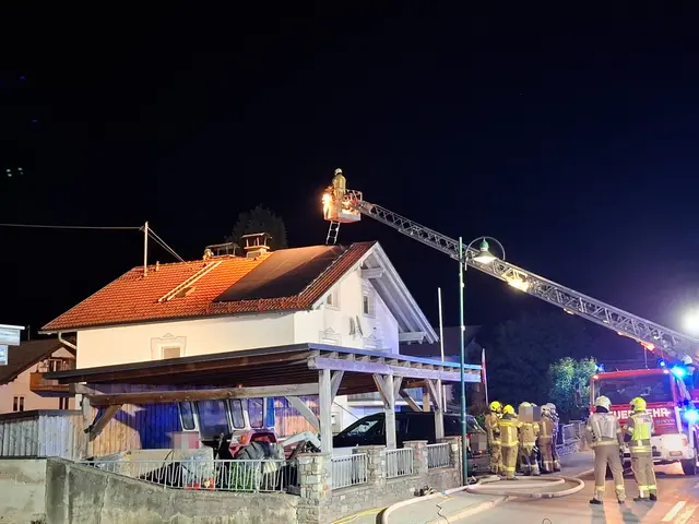 Ein Zimmerbrand in einem Einfamilienhaus in Inzing löste in der Nacht einen Großeinsatz aus. Fünf Personen, darunter drei Kinder, wurden verletzt. | Foto: Rotes Kreuz Innsbruck