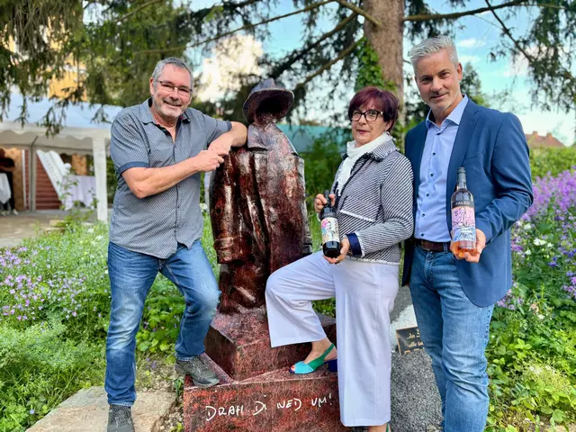 Ronnie Seunig, Paula Uitz und Manfred Bannert mit den neuen Falco-Weinen. | Foto: Markus Kahrer