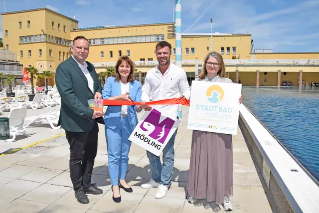 Citymanagement-Geschäftsführer Stadtrat Michael Danzinger, Bürgermeisterin Silvia Drechsler, Stadtbad-Leiter Gemeinderat Mehmed Alajbeg und Stadträtin Barbara Kreuzer (von links) eröffnen feierlich die Freibad-Saison im Mödlinger Stadtbad.
 | Foto: Bernhard Garaus