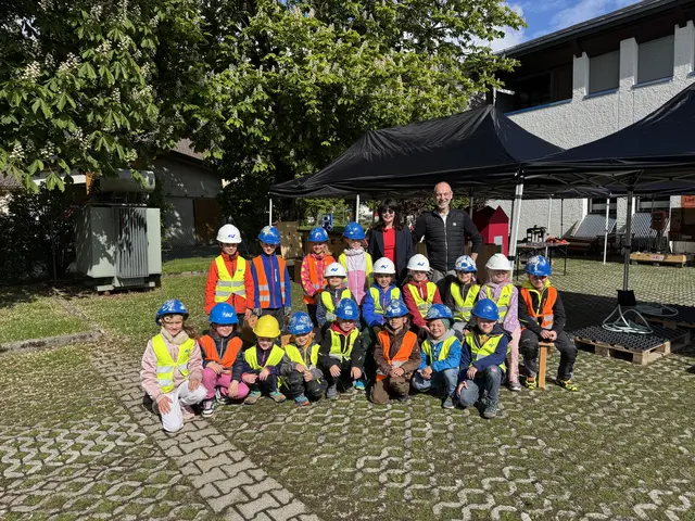 WK-Obmann Christian Strigl und Mitorganisatorin Nadja Elmer von Elmer Event Consulting freuten sich über das große Interesse der Kinder. | Foto: WK Reutte/Eisele