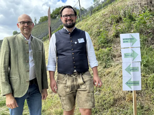 Fachlehrer Karl Menhart mit Bürgermeister Christopher Zirngast. | Foto: MeinBezirk/Waltraud Fischer