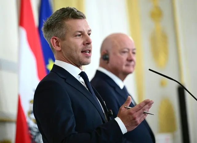 Die Regierungschefs von Österreich und Ungarn, Christian Stocker (ÖVP) und Peter Magyar haben über die ungarische Sondersteuer auf ausländische Supermärkte gesprochen. | Foto: APA-Images / APA / ROLAND SCHLAGER