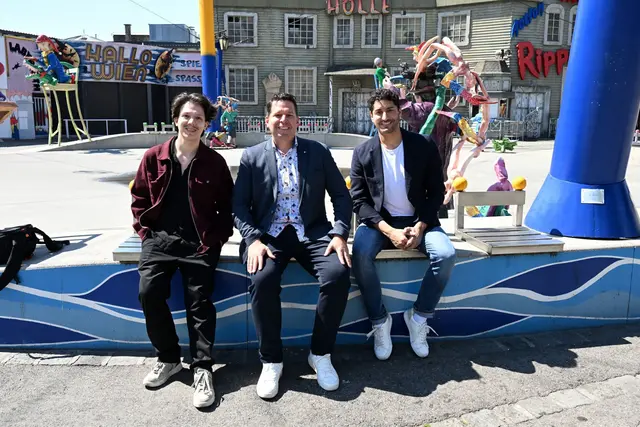 Berny Schremmer, Schlagerstar Stefan Eigner und Pablo Grande zeigen, wo am 5. und 6. Juni die Bühne beim Schlagerhitfeuerwerk stehen wird (v.l.). | Foto: Schlagerhitfeuerwerk