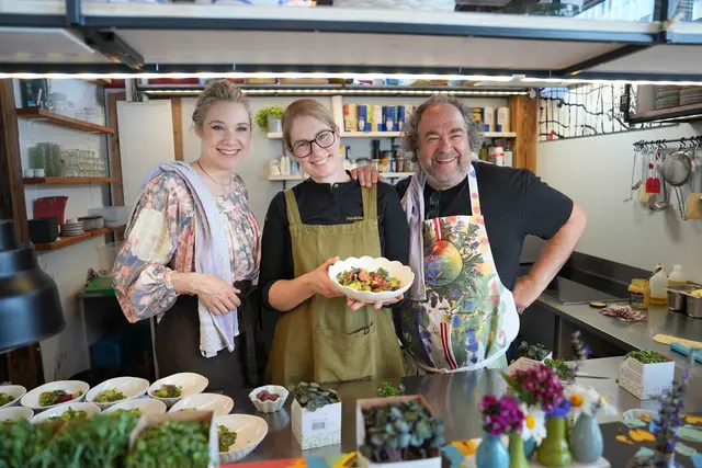 Schauspielerin Jenny Frankl vom Kabarett Simpl (l.) sowie Schauspieler und Regisseur Bernhard Murg zauberten mit Chefköchin Clara Aue ein gesundes Gericht aus Kartoffeln und roter Rübe.  | Foto: Sade Jerabek/MeinBezirk