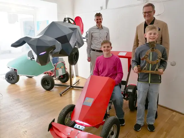 Die Nachwuchs-Maker Paul (links vorne) und Johannes (rechts vorne) zeigen gemeinsam mit Christian Stadlmann und Robert Hartlauer Werkstücke der Junior Maker Pioneers.  | Foto: Steyr / Stadt.Impuls