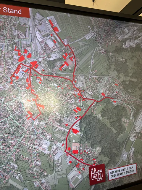 Auf dieser Karte sind der Standort der Wärmezentrale (unten, nahe dem Dreitannenstadion) eingezeichnet, und das geplante Leitungsnetz in der ersten Umsetzungsphase. | Foto: MeinBezirk/Günther Reichel