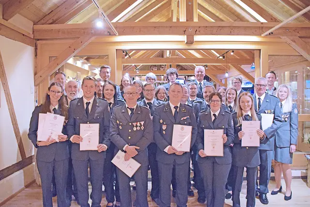 Die Beförderten, Geehrten und Gewürdigten der Abteilung Tamsweg des Roten Kreuzes mit ihren ersten Gratulanten im Rahmen der Jahresdienstversammlung 2026. | Foto: Rotes Kreuz Tamsweg