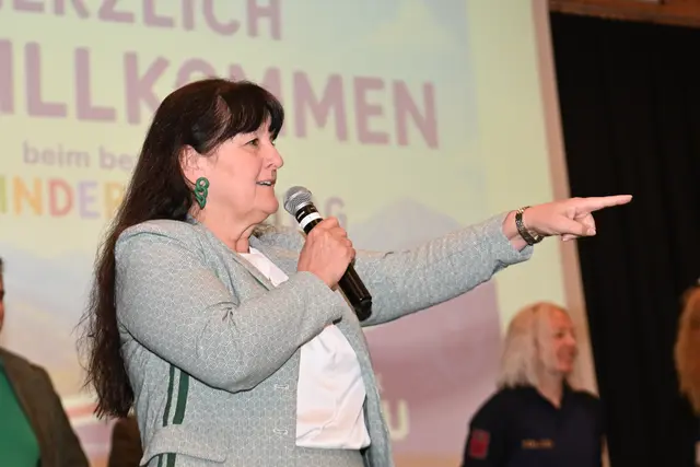 Landeshauptmann-Stellvertreterin Manuela Khom begrüßte die Kids am ersten Tag. | Foto: Peter Kreuzthaler