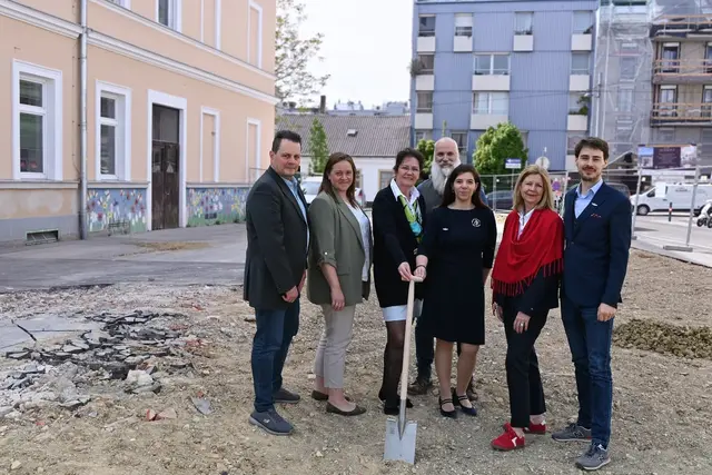 Das Führungsteam der Schulstiftung gemeinsam mit Vertreterinnen und Vertretern der beiden Schulen beim symbolischen Spatenstich. 
  | Foto: Schulstiftung/Sabine Aßmann
