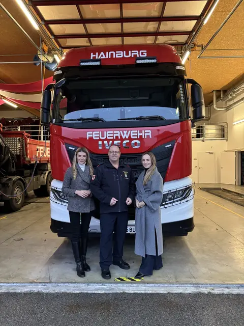 Gruppenbild vor Feuerwehrauto