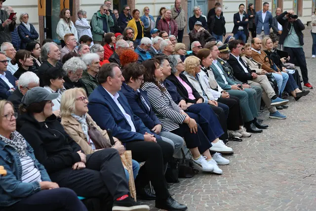 Ein Zeichen des gemeinsamen Erinnerns: zahlreiche BesucherInnen und Ehrengäste  | Foto: Boris Novak