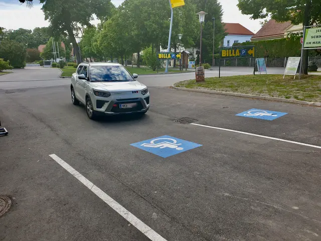 Ärgernis in Pitten: zwei Parkplätze für Menschen mit Behinderung waren beim Supermarkt blockiert. | Foto: Name d. Fotografen d. Red. bekannt