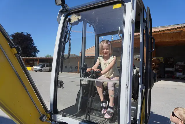 Die Kinder durften auch einmal im Bagger probesitzen. | Foto: Jennifer Flechl / MeinBezirk