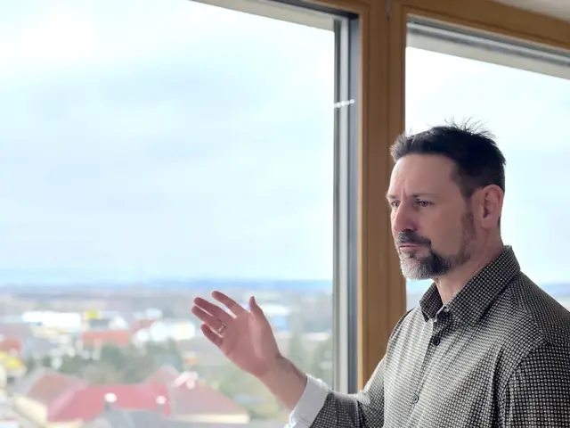 Bürgermeister Friedrich Ofenauer über die Gemeinde. | Foto: Lina Chalusch
