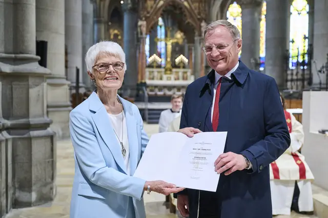 Erna Putz aus Ohlsdorf mit Landeshauptmann Thomas Stelzer. | Foto: Land OÖ/Peter Mayr