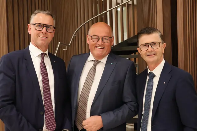 Stefan Sandberger, Laurenz Pöttinger und Erwin Schützeneder beim Fest der Raiffeisenbank. | Foto: MeinBezirk/Constance Haslberger