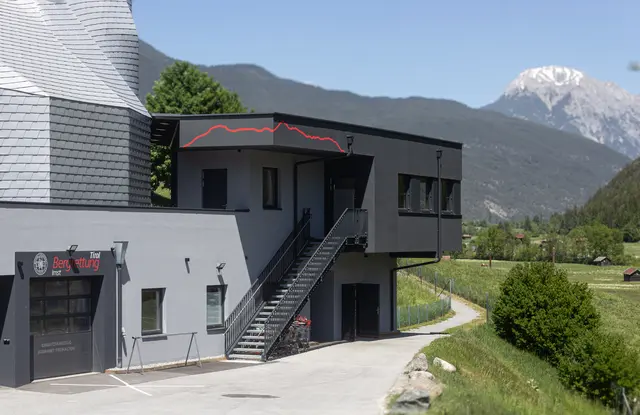 Das adaptierte Bergrettungszentrum im Imster Kletterturm ist dank der neuen asphaltierten Zufahrt nun barrierefrei und ganzjährig erreichbar.  | Foto: Heltschl