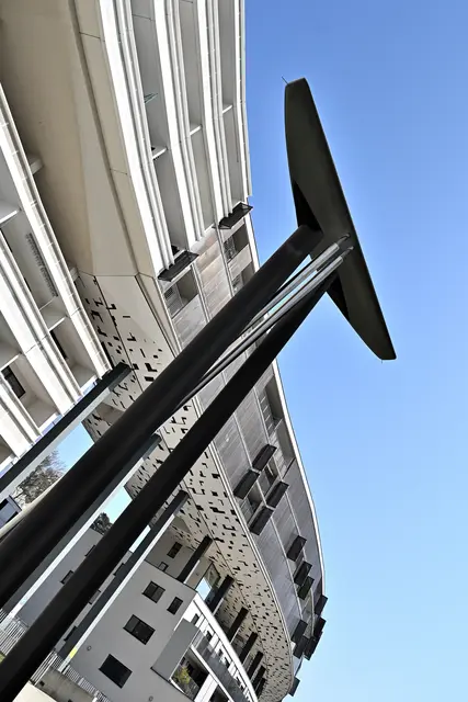 Skulptur "Botschaft aus Atlantis" von Albrecht Fürthner inmitten einer Wohnhausanlage in Wien-Liesing. | Foto: Hans-Peter Kriener