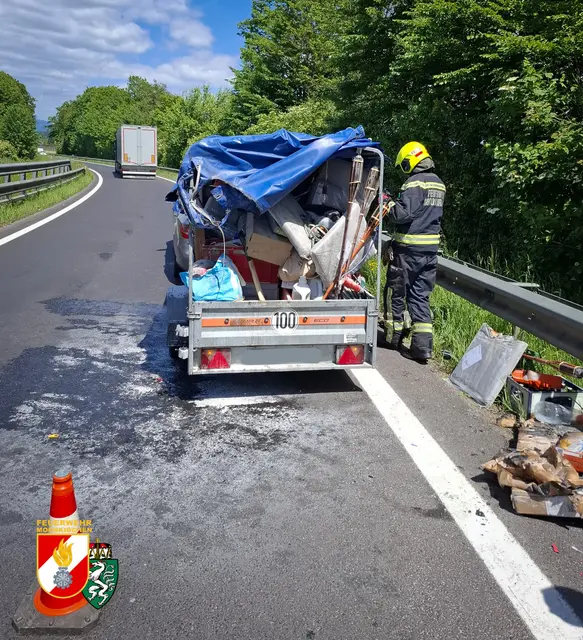 Am Freitag begann ein Autoanhänger am Autobahn-Zubringer Mooskirchen zu brennen. | Foto: FF Mooskirchen