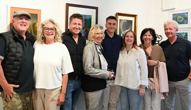 Inge Kreuzer (Bildmitte) im Kreise der Familie