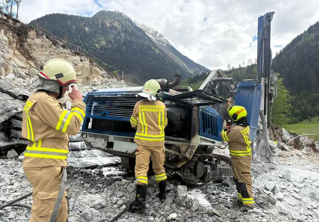 Laute Detonation, Baustellen-Bohrgerät fängt Feuer in Finkenberg