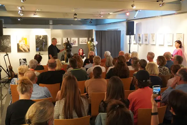Der Saal im Noaflhaus wurde an diesem Abend nicht nur zum Ausstellungsraum, sondern zu einem Ort, an dem Bildende Kunst, Literatur und experimentelle Klangkunst einander begegneten und gemeinsam Geschichten des Lebens erzählten.