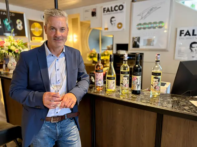 Manfred Bannert durfte auch an der Falco-Bar seine Falco-Weine präsentieren. | Foto: Markus Kahrer
