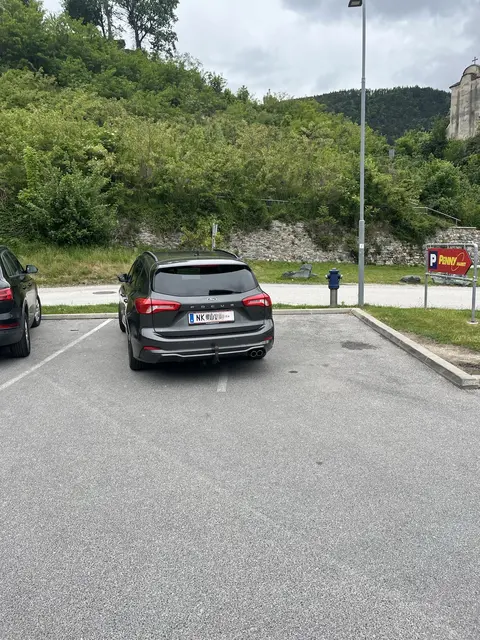 Dieser Ford-Fahrer trifft die Parklücke nicht wirklich