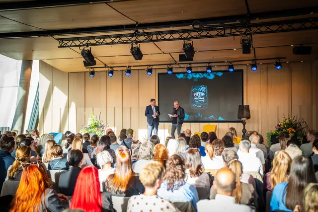 Die Einführungs- und Abschiedsworte kamen von Autoren-Kollege Bernhard Aichner. | Foto: allweil/Simon Fischler