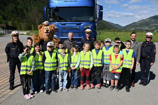 Kinder und Polizei beim Kinderpolizeitag.