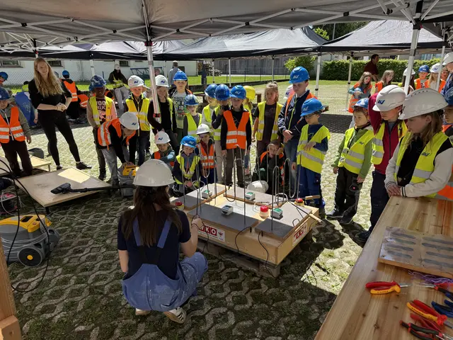 Mit großem Eifer konnten die Schülerinnen und Schüler selbst bauen, werken und verschiedene Tätigkeiten ausprobieren. | Foto: WK Reutte/Eisele