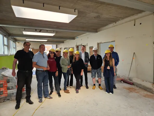 Bildmaterial: Bürgermeister, Vertreter der erwaltung, Architekt, Bauleiter sowie Pädagog:innen bei der gemeinsamen Begehung der Baustelle der Volksschule Langholzfeld in Pasching im Rahmen der laufenden Bau- und Abstimmungsgespräche.
 | Foto: Gemeinde Pasching