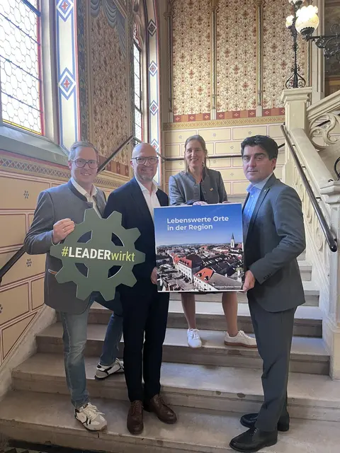 Von links nach rechts: Michael Hainitz (LEADER-Management), LEADER Regionssprecher Dipl.-HLFL�Ing. Manfred Weinhappel, DI Sonja Eder, MA (LEADER-Management), LAbg. Christian Gepp, MSc  | Foto: LEADER-Region Weinviertel Donauraum