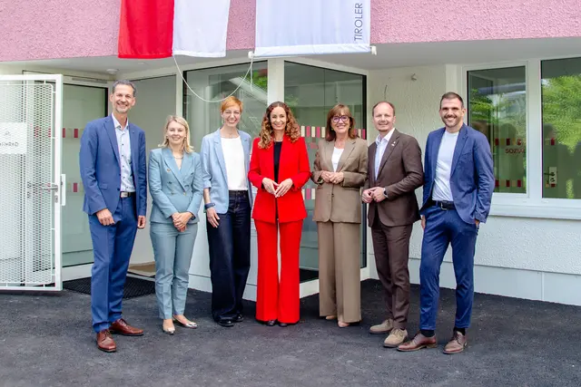 TIGEWOSI-Geschäftsführer Edgar Gmeiner, Vizebürgermeisterin Elisabeth Mayr, Verena Piegger (Initiative Frauen helfen Frauen), Soziallandesrätin Eva Pawlata, Anneliese Junker (Initiative Frauen helfen Frauen), Bürgermeister Johannes Anzengruber und TIGEWOSI-Geschäftsführer Florian Rangger. | Foto: Unterholzner/schlossmarketing