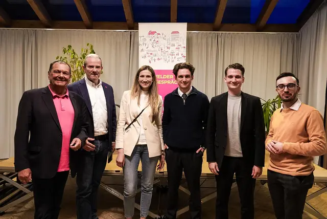 Pinkafelder Stadtgespräch: NEOS-Gemeinderat Eduard Posch, NEOS Burgenland-Landessprecher Christoph Lach und seine Stellvertreterin Stani Frank, Journalist und Politikanalyst Andreas Grassl, Moderator Michael Pröll und Philipp Gruber (NEOS Pinkafeld)
 | Foto: NEOS Pinkafeld