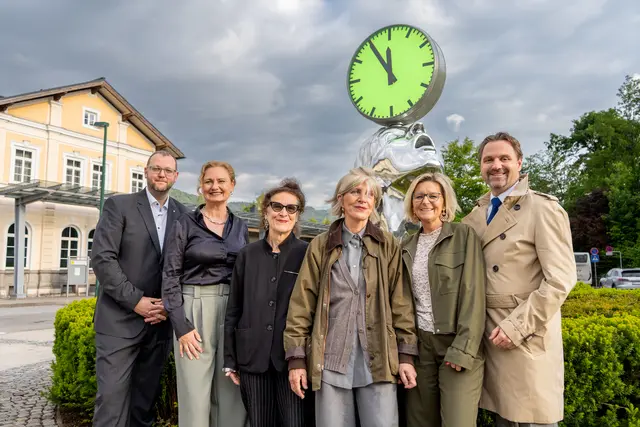 Einweihung der Skulptur Zeitenwende: Johannes Nußbaumer (Land OÖ, Abteilung Kultur), Manuela Reichert und Elisabeth Schweeger (ehemalige kaufmännische und künstlerische Leitungen der Kulturhauptstadt Europas Bad Ischl-Salzkammergut 2024), Xenia Hausner, Bürgermeisterin und Kulturreferentin Ines Schiller und Friedrich Dachs (Geschäftsleitung Raiffeisenbank Inneres Salzkammergut). | Foto: Daniela Stöttinger