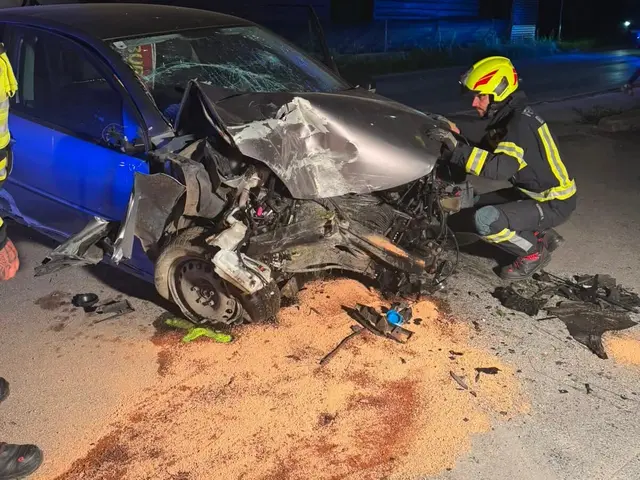 Das Unfallauto hatte nach dem Crash mit der Hausmauer Totalschaden. | Foto: FF Bärnbach