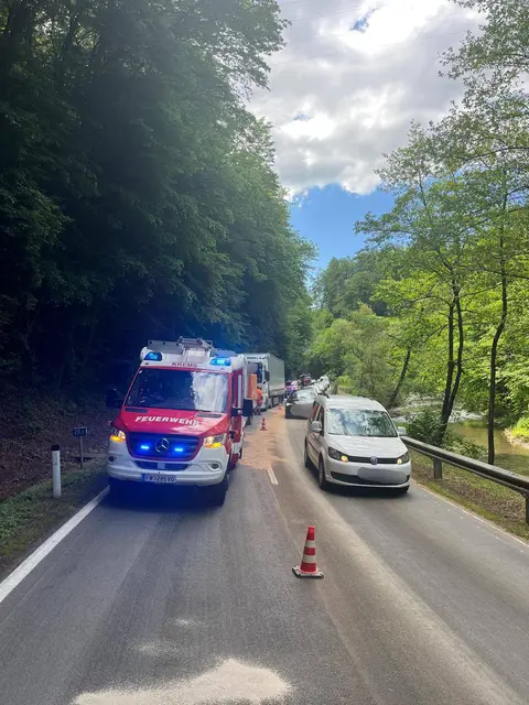Der Verkehr wurde an der Stelle, wo der Lkw stand, vorbeigeleitet. | Foto: FF Krems