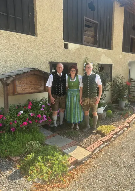Familie vor Bauernhof