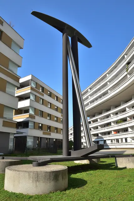 Skulptur "Botschaft aus Atlantis" von Albrecht Fürthner in Wien-Liesing | Foto: Hans-Peter Kriener