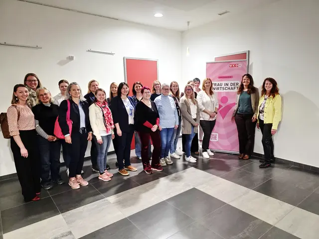Die Vortragsteilnehmerinnen mit der Vortragenden Elisabeth Herynek (3. v.r.) und der FiW-Bezirksvorsitzenden Silvia Schuh (1. v.r.) | Foto: Manfred Frahammer